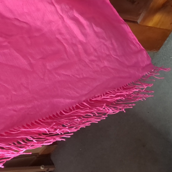 Hot pink poly fringed pashmina 133" x 133" ,33" from neck opening to hem - Picture 5 of 6